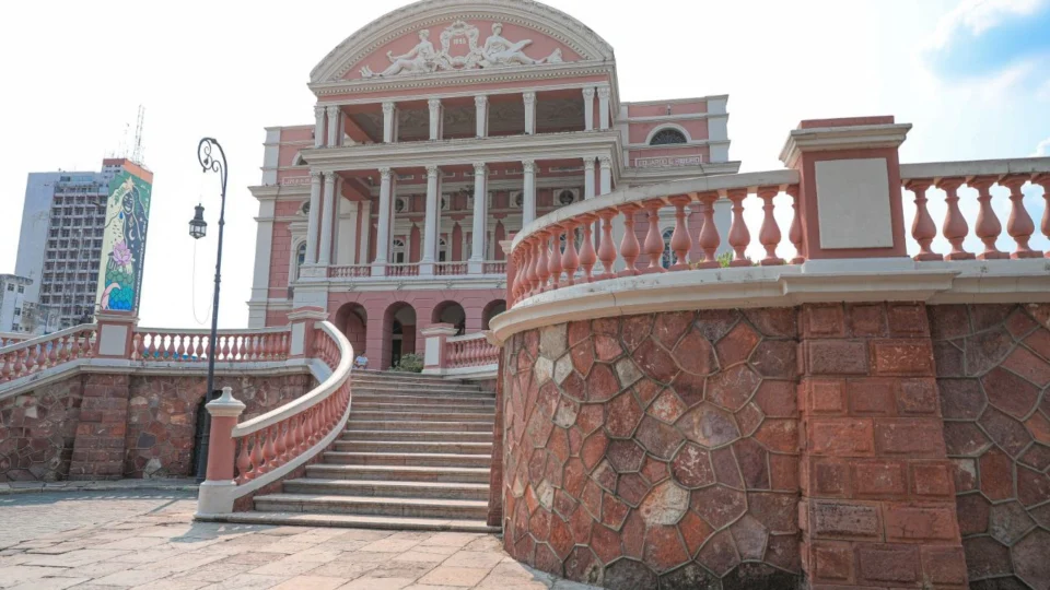 Teatro Amazonas reabre para visitação turística e inicia temporada 2025
