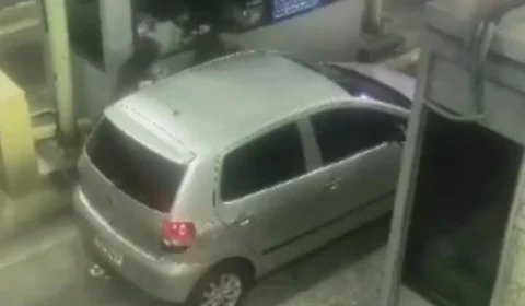 VEJA VÍDEO: homem tem carro roubado enquanto estava parado em pedágio