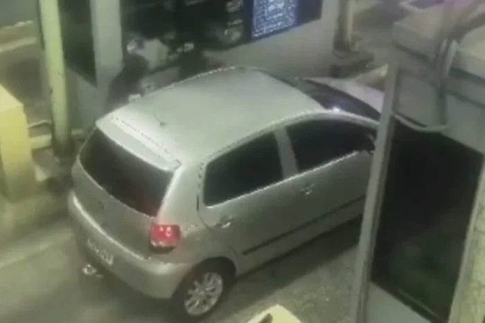 VEJA VÍDEO: homem tem carro roubado enquanto estava parado em pedágio