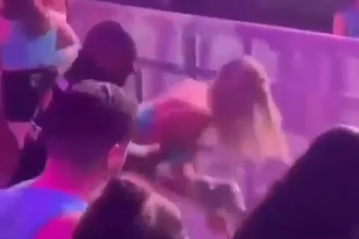 VEJA VÍDEO: mulher nocauteia homem durante show de Zé Vaqueiro