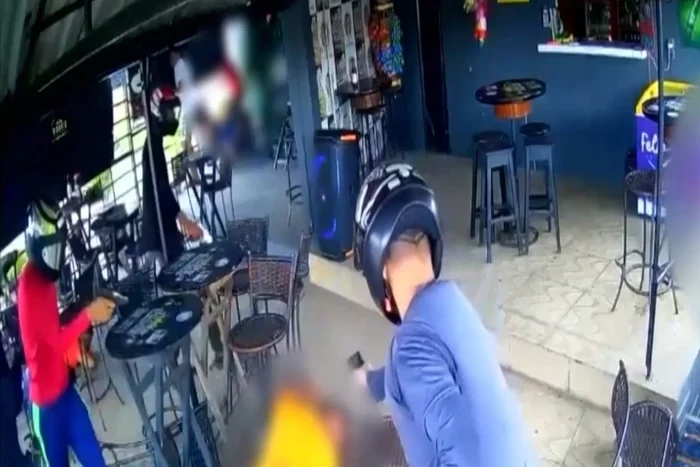 VEJA VÍDEO: empresário é executado com 22 tiros dentro de bar
