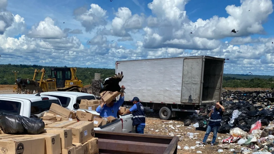 Toneladas de produtos vencidos são apreendidos durante fiscalização em Manaus