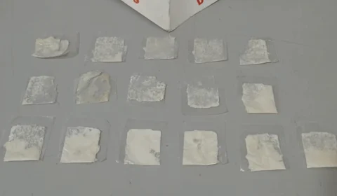 Filha de traficante confunde cocaína com doce e 20 crianças vão parar em hospital