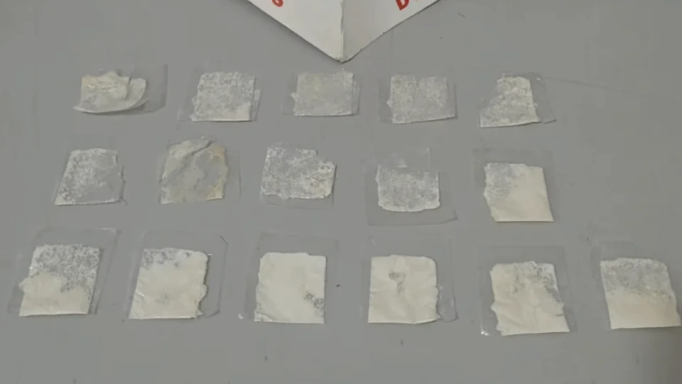 Filha de traficante confunde cocaína com doce e 20 crianças vão parar em hospital