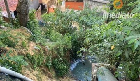 Moradores do Novo Aleixo cobram solução para erosão causada por obra mal executada