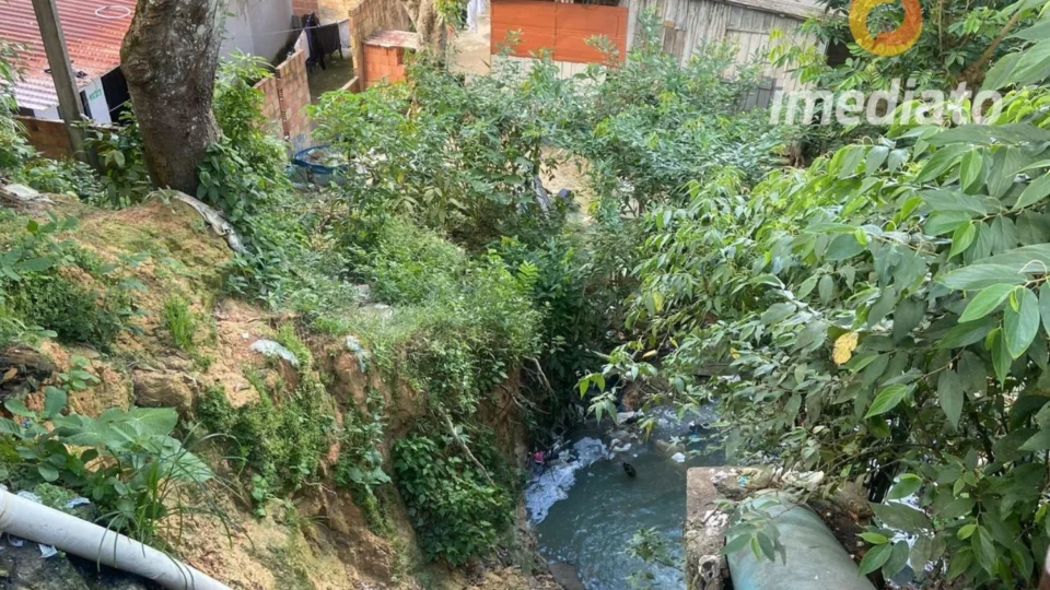 Moradores do Novo Aleixo cobram solução para erosão causada por obra mal executada