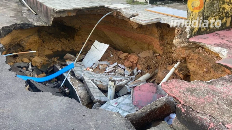 Moradores do Lírio do Vale cobram solução para cratera em via pública