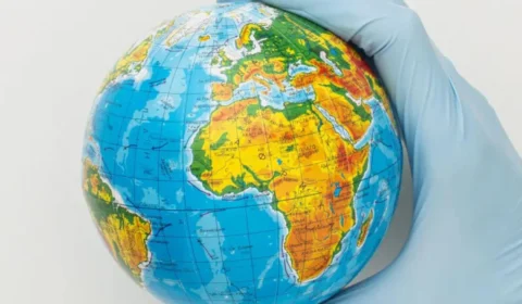 Adolescente faz cirurgia no joelho e acorda falando idioma diferente da língua nativa