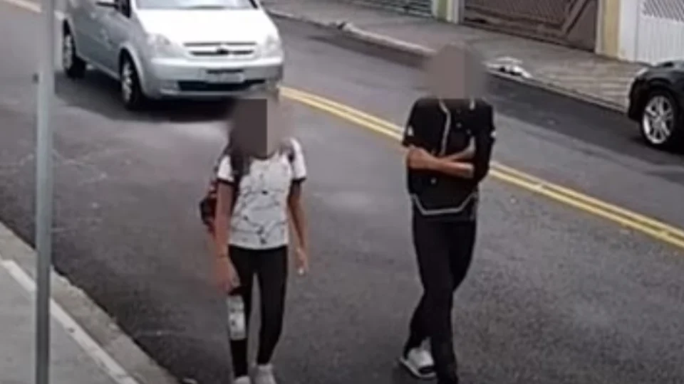 Pai atropela adolescente de 14 anos após briga escolar e é solto após pagar fiança