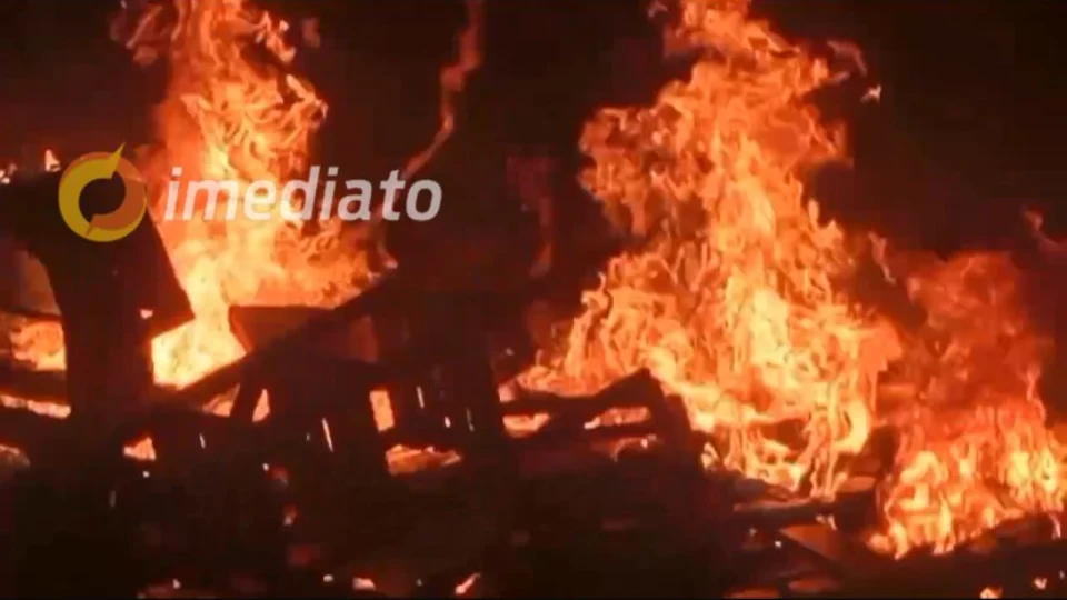 VEJA VÍDEO: moradores realizam protesto após alagamentos em residências no bairro São José 1