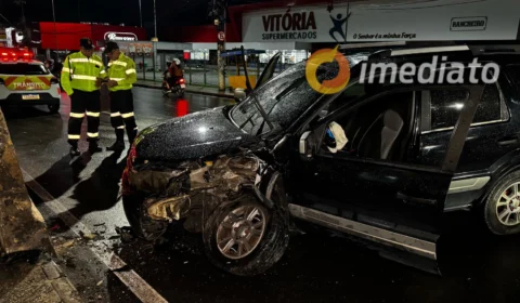 Motorista colide carro em pilastra e fica ferido na Avenida Autaz Mirim