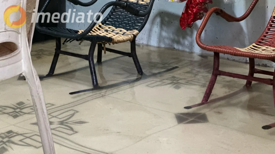 Moradores do bairro Compensa sofrem com alagamentos devido ao entupimento de bueiros