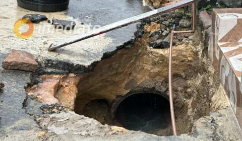 Cratera em frente a residência no bairro São José 4 coloca moradores em risco