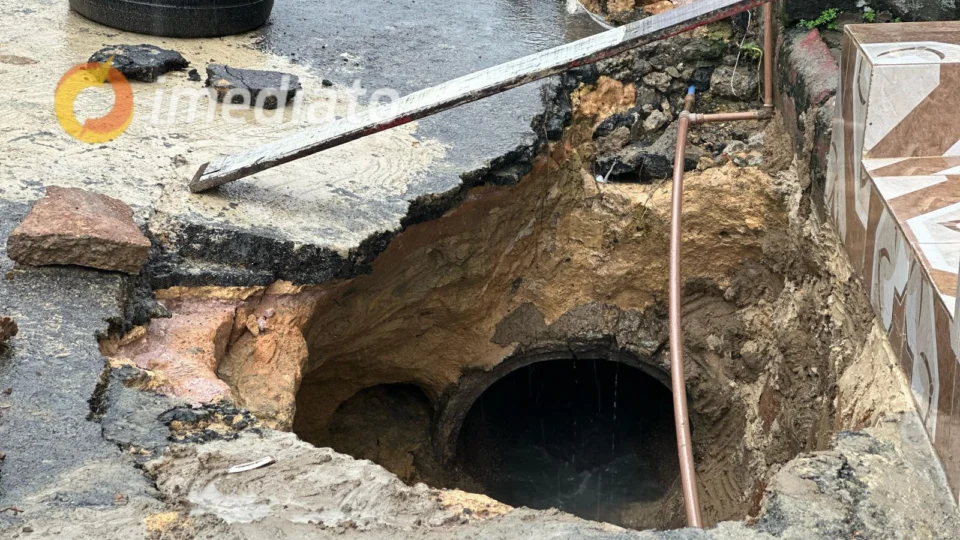 Cratera em frente a residência no bairro São José 4 coloca moradores em risco