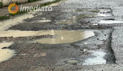 VEJA VÍDEO: moradores do bairro Zumbi sofrem com ruas esburacadas e casas alagadas