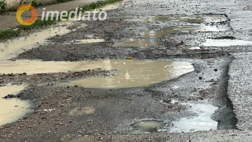 VEJA VÍDEO: moradores do bairro Zumbi sofrem com ruas esburacadas e casas alagadas