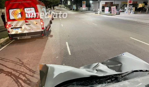 Motociclista é socorrido após colisão com veículo de aplicativo na Avenida Humberto Calderaro