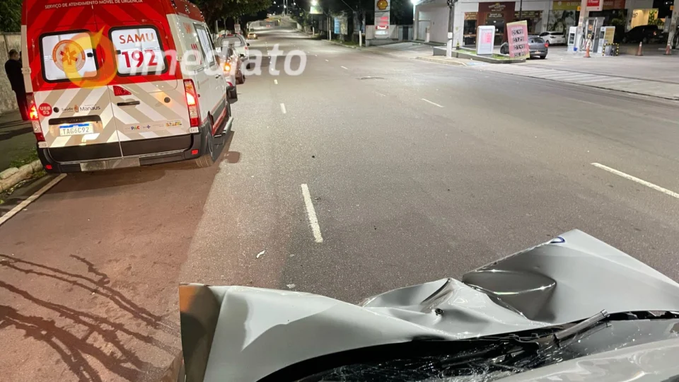 Motociclista é socorrido após colisão com veículo de aplicativo na Avenida Humberto Calderaro