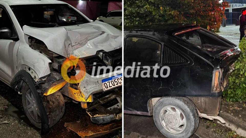 Colisão entre carros deixa veículos destruídos na Avenida Camapuã, em Manaus