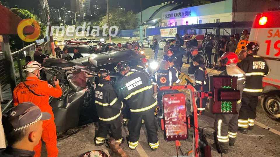Suspeitos ficam gravemente feridos após capotamento durante tentativa de fuga em Manaus