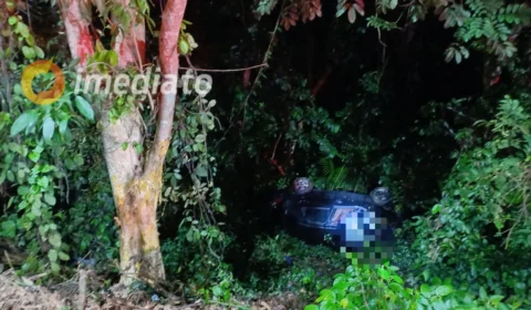 Homem morre após colidir carro em árvore e cair em ribanceira no bairro Dom Pedro