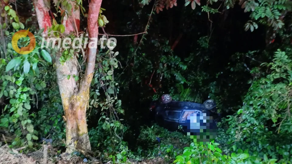 Homem morre após colidir carro em árvore e cair em ribanceira no bairro Dom Pedro