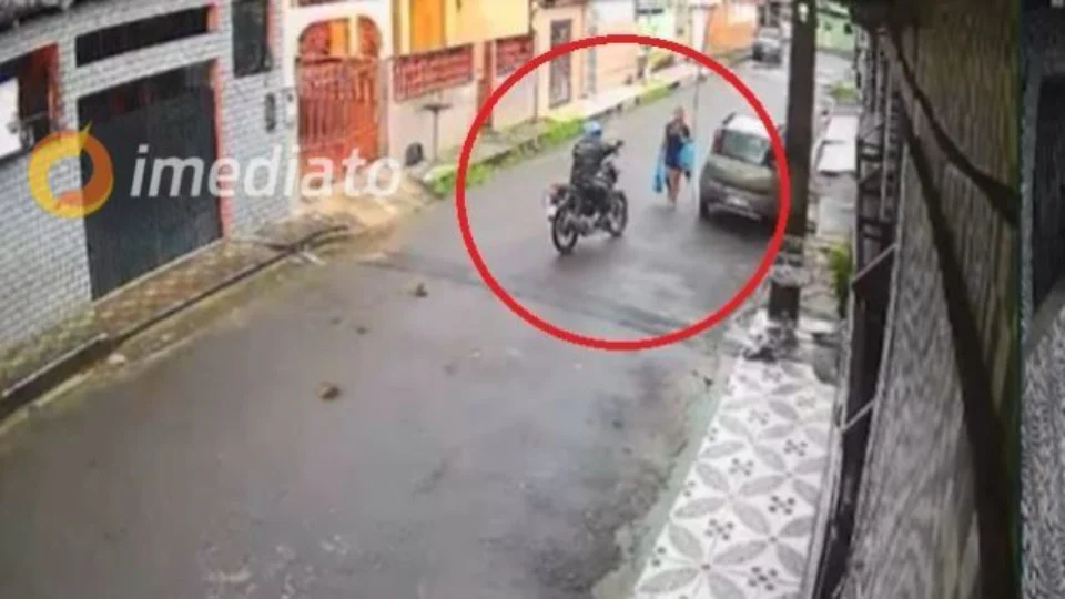 VEJA VÍDEO: bandido anuncia assalto e foge com sacolas de mulher no bairro Cidade Nova