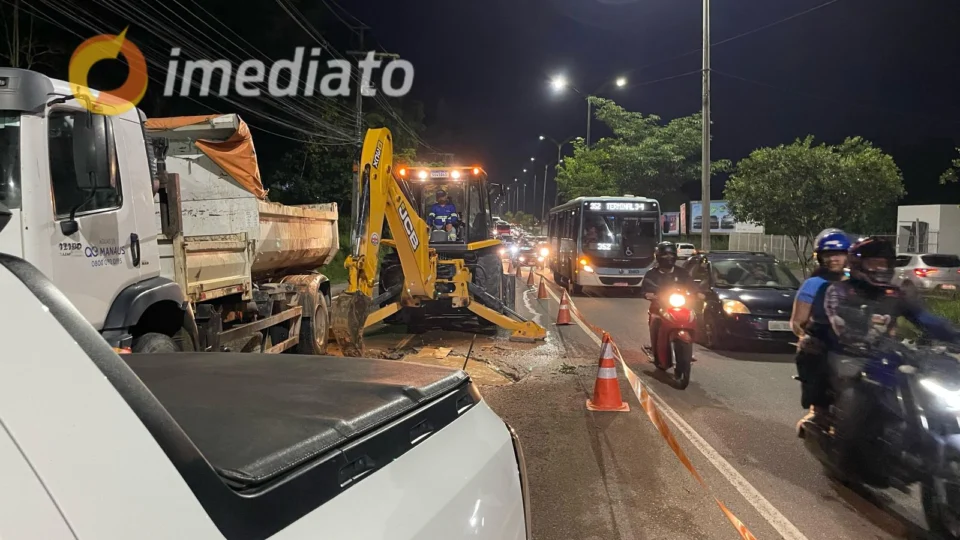 Obra de reparação de adutora causa congestionamento na Avenida Cosme Ferreira