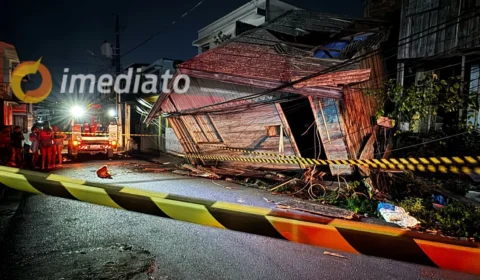Casa desaba e fica suspensa em fiação elétrica no bairro Colônia Oliveira Machado