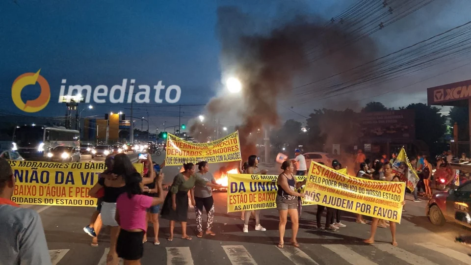 VEJA VÍDEO: moradores fecham bairro União da Vitória e protestam contra alagamentos em Manaus