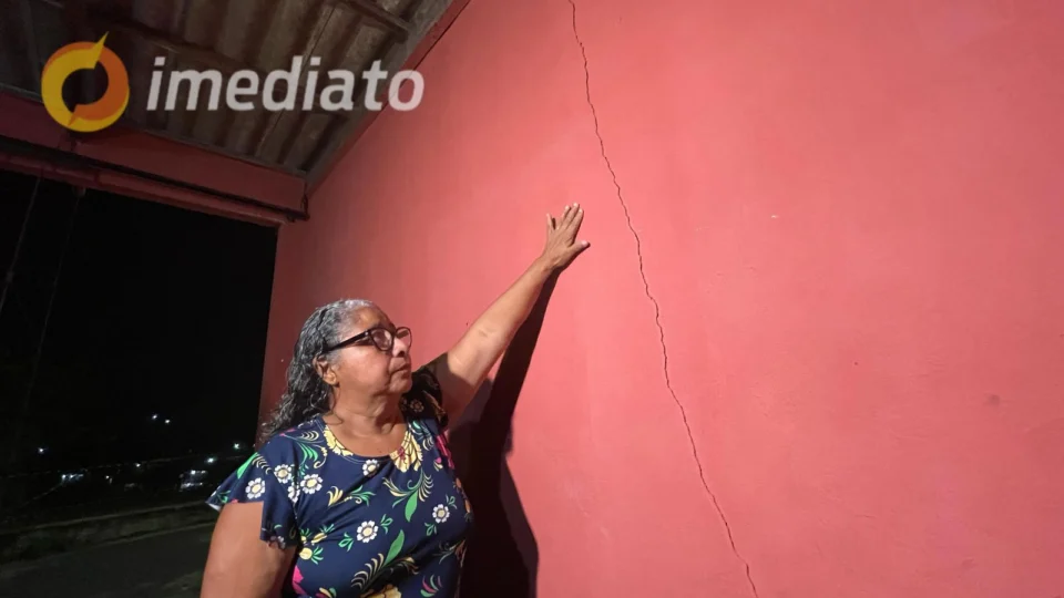 Moradores vivem sob risco de desabamentos e erosão no Conjunto Canaranas 2, em Manaus