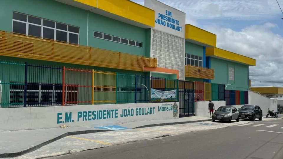 Alunos de escola municipal ficam nove dias sem aula devido a problema elétrico em Manaus