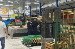 VÍDEO: Feirante é expulsa e tem banca removida pela prefeitura por apoiar candidato de oposição a David Almeida