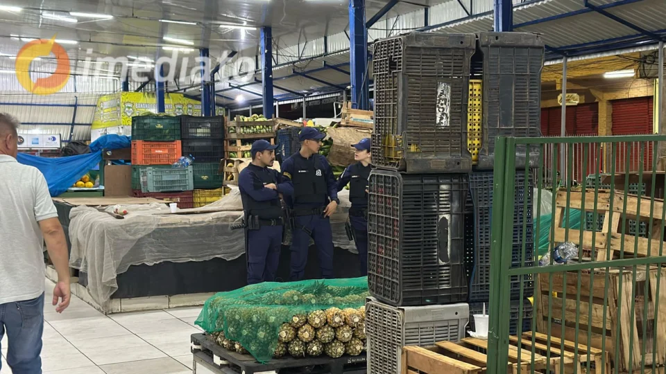 VÍDEO: Feirante é expulsa e tem banca removida pela prefeitura por apoiar candidato de oposição a David Almeida