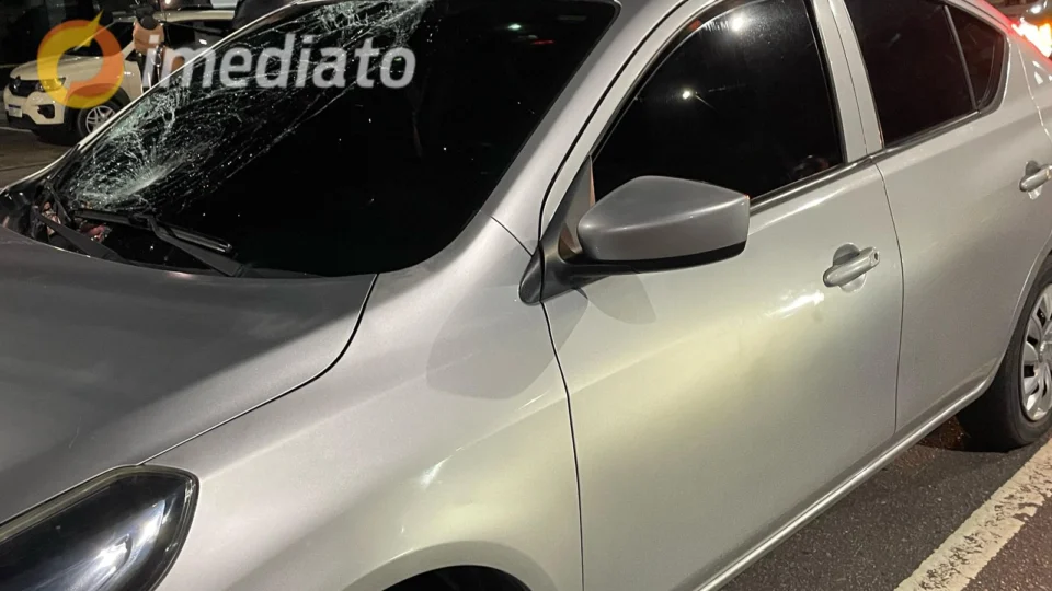 Homem é atropelado por carro após tentar atravessar na Avenida Mário Ypiranga