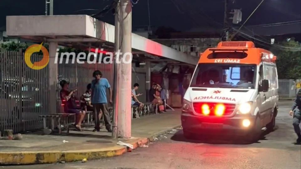 Homem é agredido em parada de ônibus no bairro Flores em Manaus