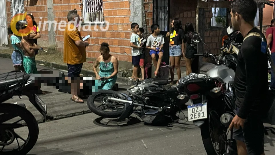 Motociclista fica gravemente ferido após colisão entre motos no bairro São José