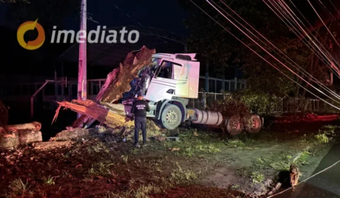 VEJA VÍDEO: colisão de carreta na Alameda Cosme Ferreira deixa quatro vítimas gravemente feridas