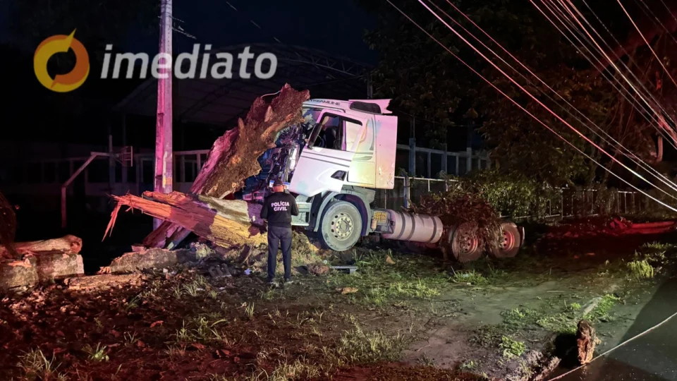 VEJA VÍDEO: colisão de carreta na Alameda Cosme Ferreira deixa quatro vítimas gravemente feridas