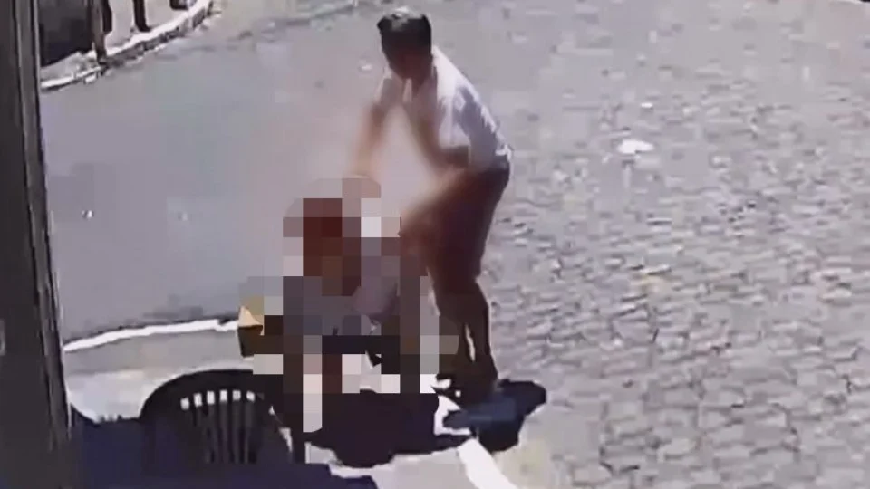 VEJA VÍDEO: mulher é esfaqueada no meio da rua; marido é suspeito do crime