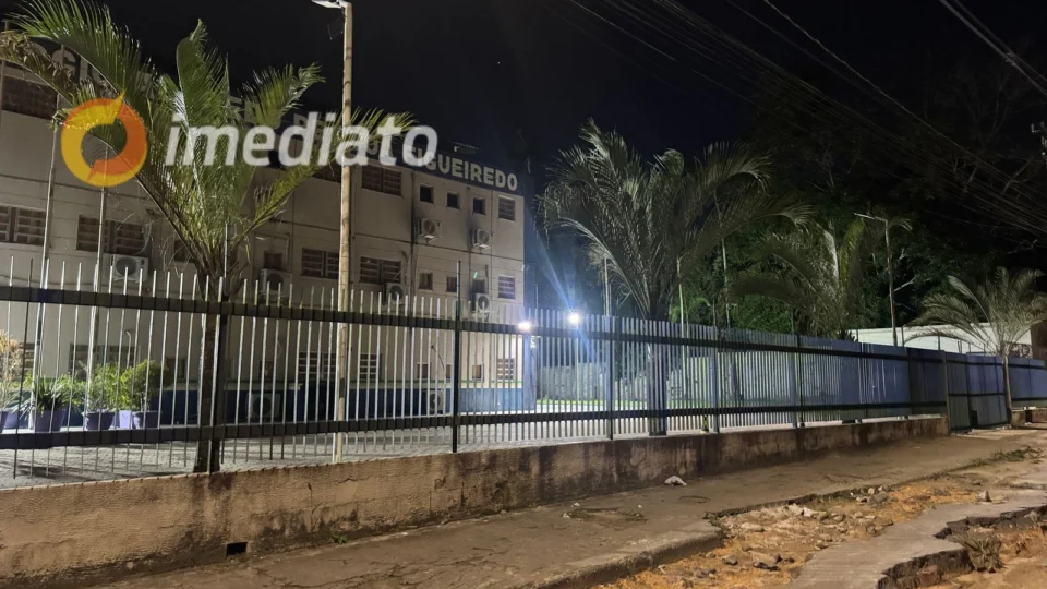 Moradores e pais de alunos denunciam assaltos frequentes em frente à escola no bairro Cidade de Deus