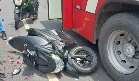 Acidente entre moto, ônibus e caminhão deixa motociclista ferida na avenida Cosme Ferreira
