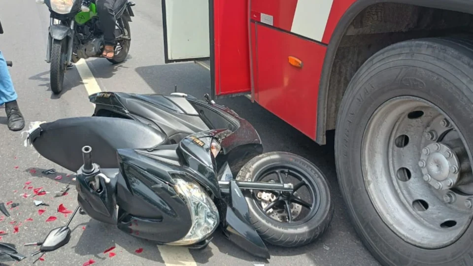 Acidente entre moto, ônibus e caminhão deixa motociclista ferida na avenida Cosme Ferreira