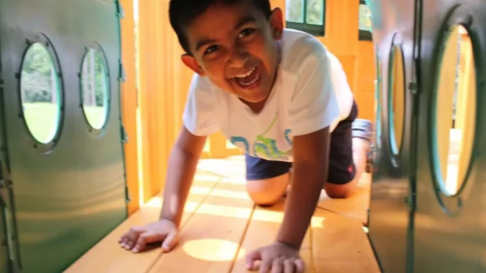 Menino desaparecido há 7 anos é encontrado após caso aparecer em série de TV