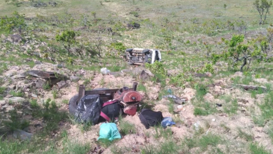 Capotamento de transporte escolar deixa dois mortos e um ferido em Roraima