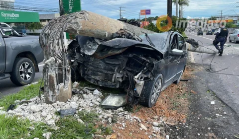 Acidente na Avenida Torquato Tapajós: Veículo colide com poste e motorista foge do local