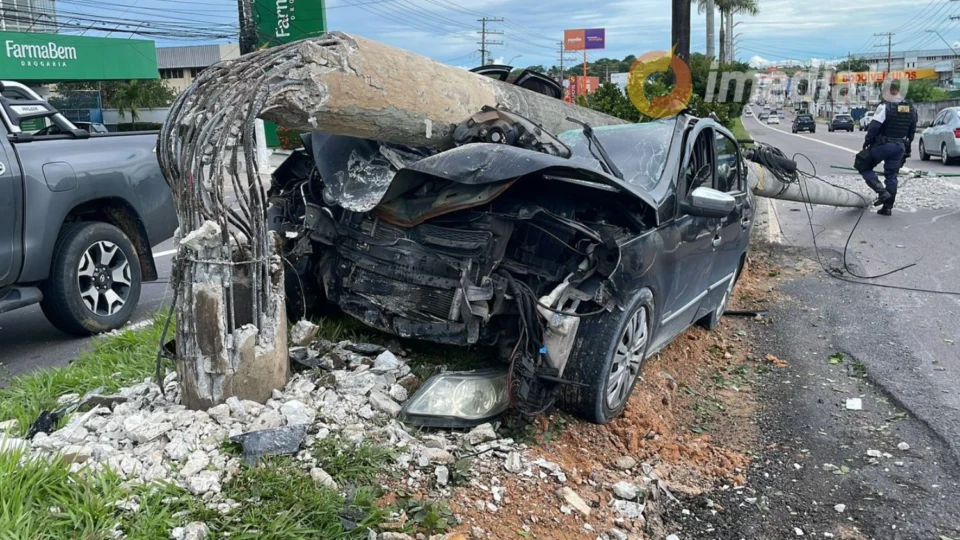 Acidente na Avenida Torquato Tapajós: Veículo colide com poste e motorista foge do local