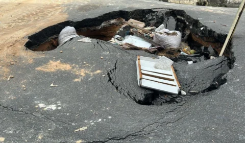 Cratera toma conta de rua no bairro Jorge Teixeira e moradores pedem providencias