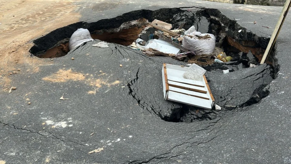 Cratera toma conta de rua no bairro Jorge Teixeira e moradores pedem providencias