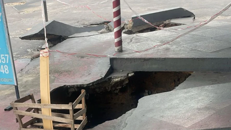 Prefeitura ignora cratera em frente a drogaria no bairro Mutirão, Zona Norte de Manaus